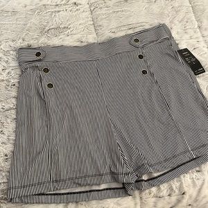 Striped shorts in black/ white.